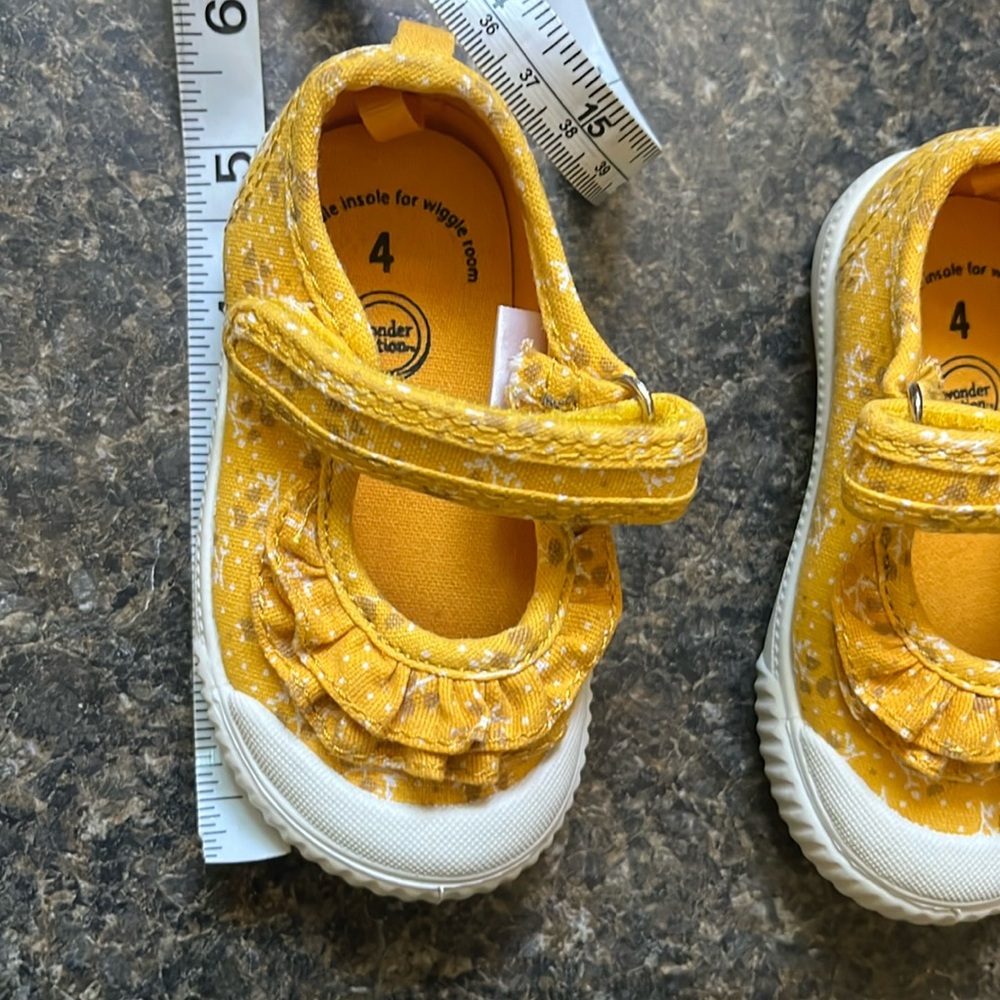 Little girl, shoe size 4